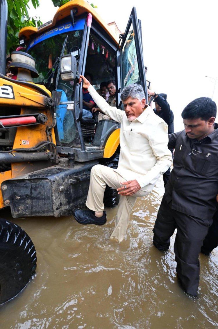 విజయవాడలో సహాయక చర్యలను పర్యవేక్షిస్తున్న సీఎం చంద్రబాబు