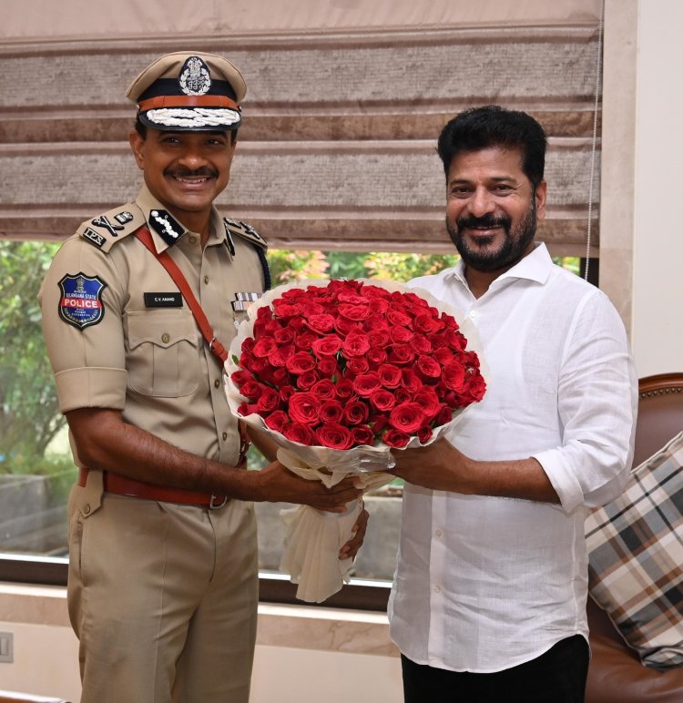 సీఎం రేవంత్ రెడ్డిని మర్యాదపూర్వకంగా కలిసిన పోలీస్​ కమిషనర్​ సీవి ఆనంద్​