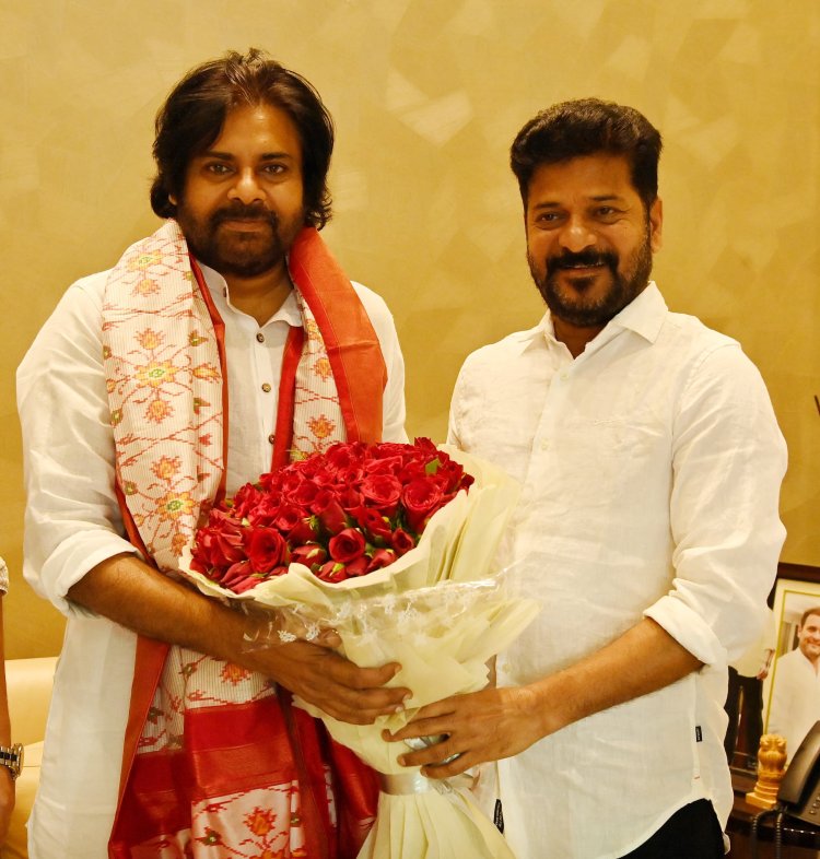 ముఖ్యమంత్రి సహాయనిధికి రూ.కోటి చెక్కు అందజేసిన పవన్​కళ్యాణ్