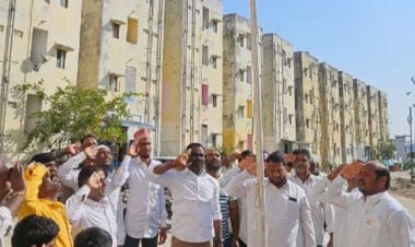 త్రివర్ణపతకాన్ని ఆవిష్కరించిన చాంద్రాయణ గుట్ట నియోజకవర్గం ఇంచార్జి బోయ నగేష్