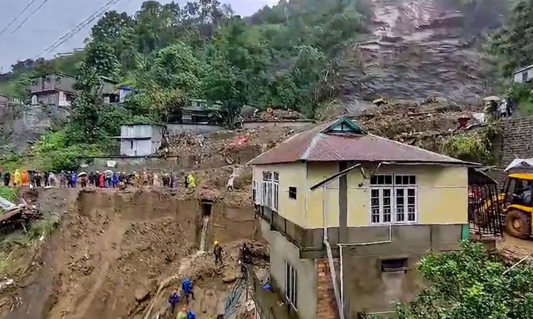 అస్సాంలో భారీ వర్షాలు.. కొండచరియలు విరిగిపడి ఐదుగురు మృతి