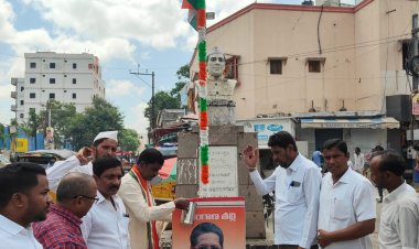 పాతబస్తీ లో సోనియా గాంధీ చిత్రపటానికి పాలాభిషేకం