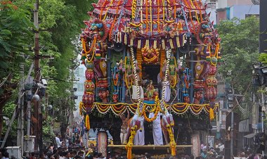 భక్తజన సందోహం నడుమ వైభవంగా గోవిందుడి రథోత్సవం