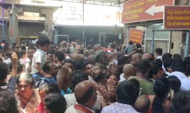 క్యూలైన్లలో భక్తుల అష్ట కష్టాలు....గంటల తరబడి నిరీక్షణ