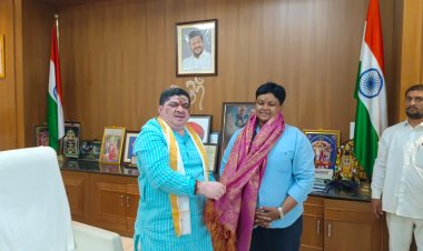 ఆర్టీసీ తొలి మహిళా డ్రైవర్ ను అభినందించిన మంత్రి పొన్నం