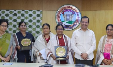 తొలి మ‌హిళా కండ‌క్ట‌ర్లను అభినందించిన  ఆర్టీసీ యాజ‌మాన్యం