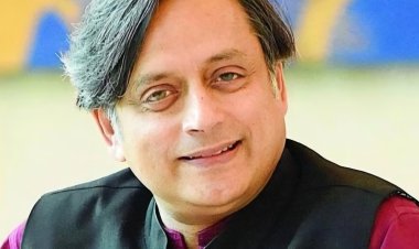 మోదీని పొగడ్తలతో ముంచెత్తిన కాంగ్రెస్ ఎంపీ శశిధరూర్