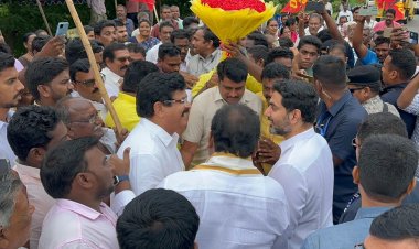 గుడివాడ ఎమ్మెల్యే  రాముకు మంత్రి లోకేష్ ఆత్మీయ పలకరింపు