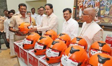 టీటీడీ ఉద్యోగులకు 2వేల హెల్మెట్లు పంపిణీ