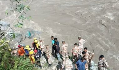 అలకనంద నదిలో పడిపోయిన బస్సు