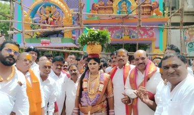 గోల్కొండ శ్రీ జగదాంబ అమ్మకు తొలి బంగారు బోనం