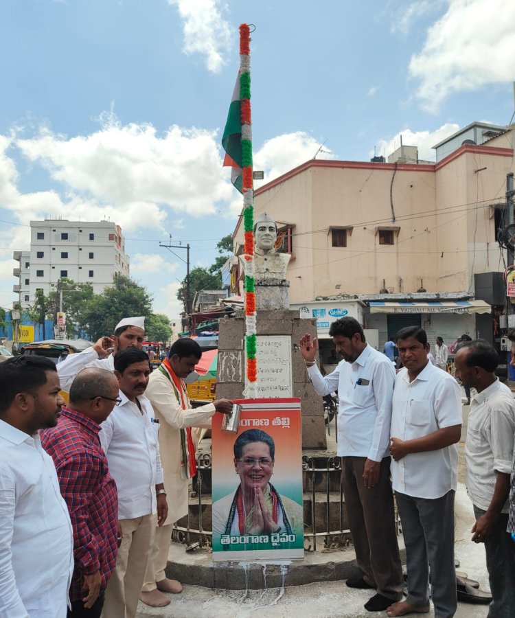 పాతబస్తీ లో సోనియా గాంధీ చిత్రపటానికి పాలాభిషేకం