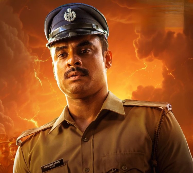 "నరివెట్ట" చిత్రంలో ఎమోషన్స్ సీన్స్ లో ప్రేక్షకులను కట్టిపడేసిన హీరో  "టొవినో థామస్" !!!