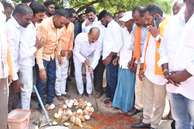కరీంనగర్ రూ.31 కోట్లతో ఉపాధి నిధులతో రోడ్ల నిర్మాణ పనులు ప్రారంభం : కేంద్ర మంత్రి బండి సంజయ్