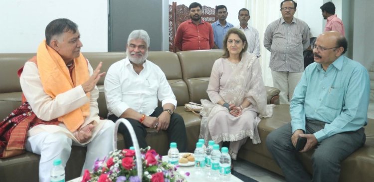 తెలంగాణ స్పీకర్ ను కలిసిన యూపీ స్పీకర్