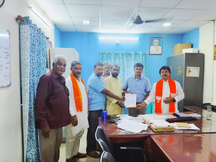 చాంద్రాయణ గుట్టలో మంచినీరు, సివరేజ్ సమస్యలు పరిష్కరించాలని బీజేపీ నాయకుల వినతి