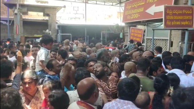 క్యూలైన్లలో భక్తుల అష్ట కష్టాలు....గంటల తరబడి నిరీక్షణ