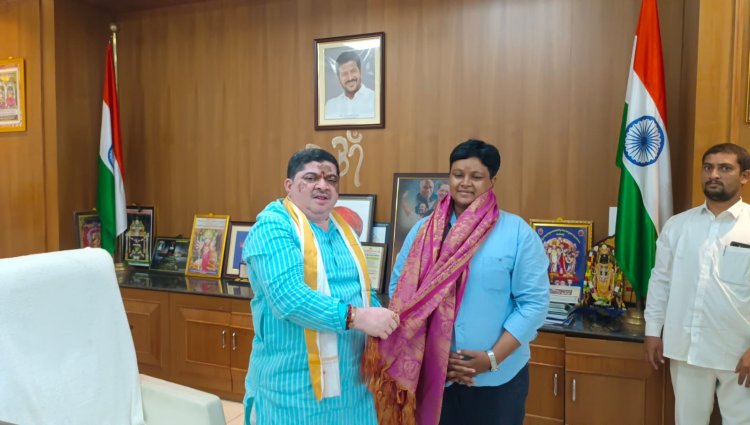 ఆర్టీసీ తొలి మహిళా డ్రైవర్ ను అభినందించిన మంత్రి పొన్నం