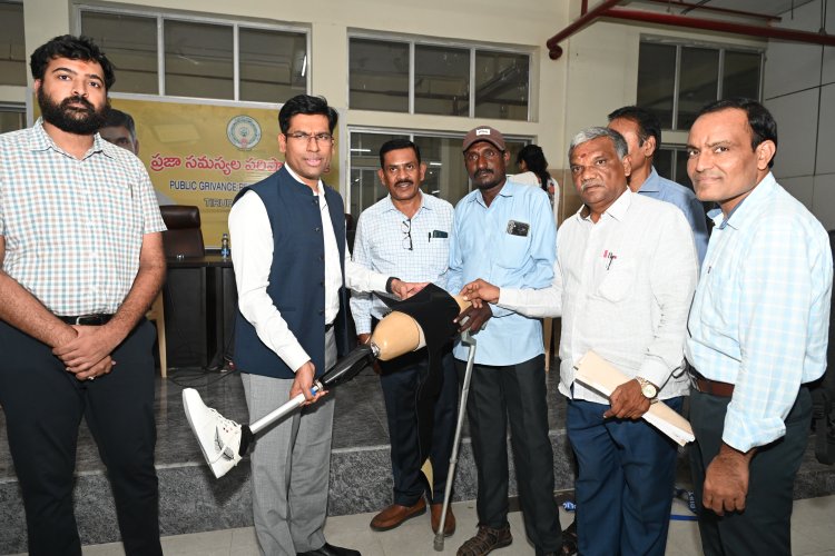 హైడ్రాలిక్ నీ జాయింట్  విత్ కార్బన్ పైబర్ ఫూట్  5 సీల్ లైనర్ ను  అందజేసిన జాయింట్ కలెక్టర్