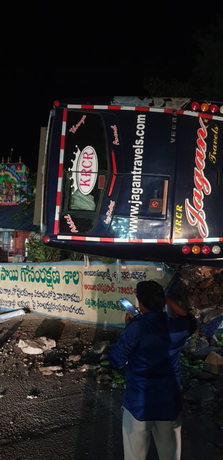 గువ్వలచెరువు ఘాట్ లో బస్సు ప్రమాదం
