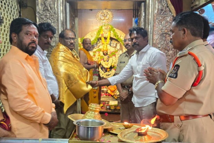 లాల్ దర్వాజా అమ్మవారిని దర్శించుకున్న పోలీసు అధికారులు