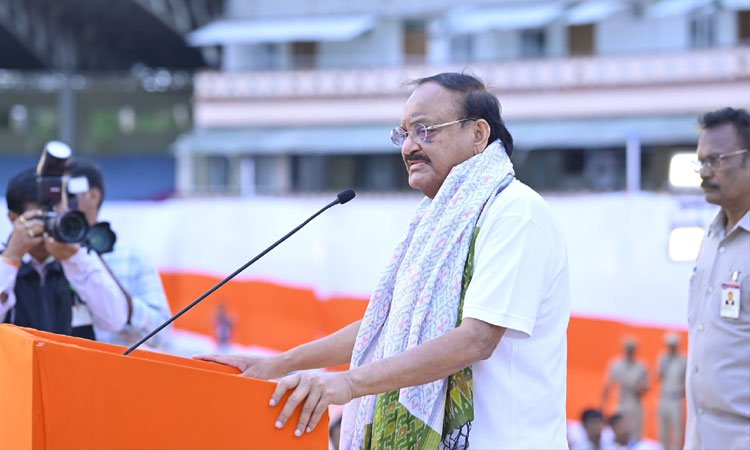 యోగా చేస్తే యోగ్యులు అవుతారు  : మాజీ ఉపరాష్ట్రపతి వెంకయ్యనాయుడు