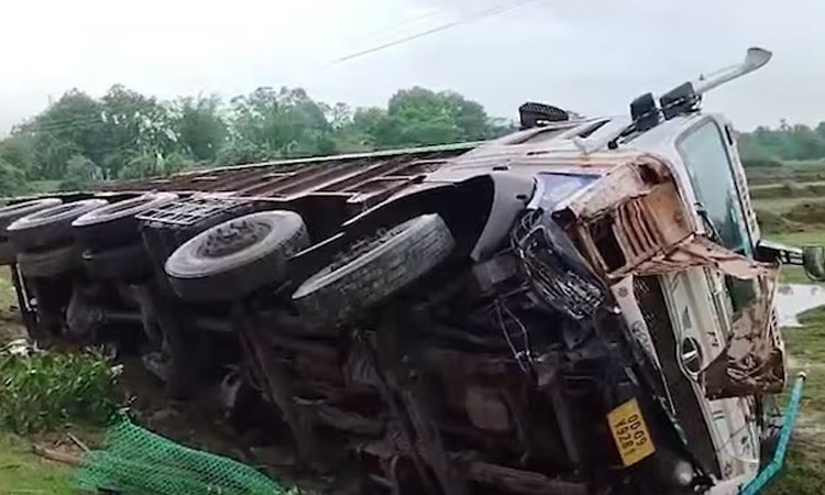 లారీని ఢీకొట్టిన బొలెరో వాహనం: 9 మంది మృతి