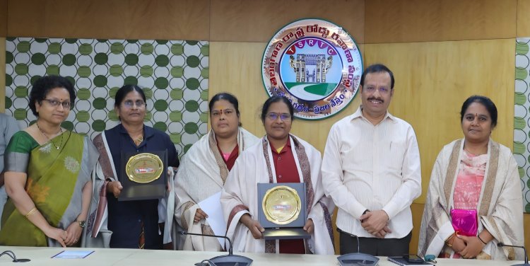 తొలి మ‌హిళా కండ‌క్ట‌ర్లను అభినందించిన  ఆర్టీసీ యాజ‌మాన్యం