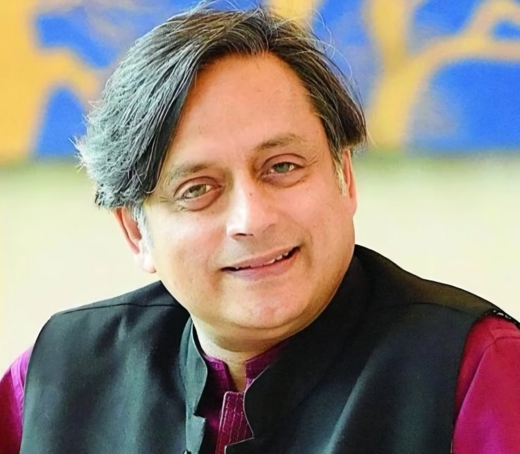 మోదీని పొగడ్తలతో ముంచెత్తిన కాంగ్రెస్ ఎంపీ శశిధరూర్