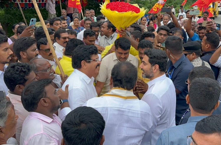 గుడివాడ ఎమ్మెల్యే  రాముకు మంత్రి లోకేష్ ఆత్మీయ పలకరింపు