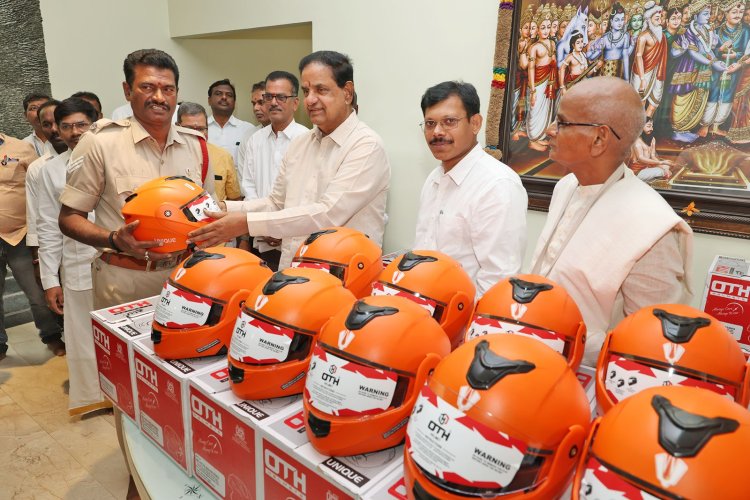 టీటీడీ ఉద్యోగులకు 2వేల హెల్మెట్లు పంపిణీ