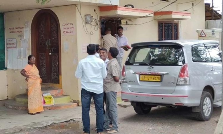 ఆర్టీవో చెక్ పోస్ట్ లో ఏసీబీ అధికారుల తనిఖీలు