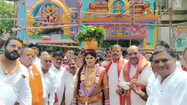 గోల్కొండ శ్రీ జగదాంబ అమ్మకు తొలి బంగారు బోనం
