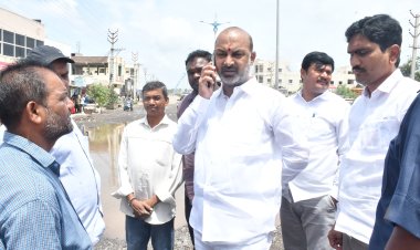 బావూపేట రహదారిపై మోకాళ్ల లోతు నీటి నిల్వపై కేంద్రమంత్రి బండి సంజయ్ ఆగ్రహం