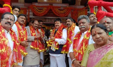 భాగ్యలక్ష్మి దేవాలయంలో బీజేపీ రాష్ట్ర అధ్యక్షుడు ఎన్ రామచంద్ర రావు పూజలు