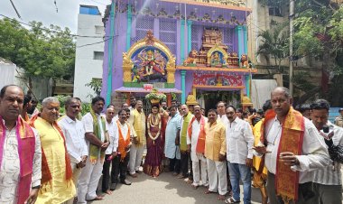 సికింద్రాబాద్ ఉజ్జయిని అమ్మవారికి బంగారు బోనం