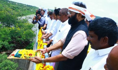 నాగార్జున సాగర్ క్రస్ట్  గేట్ల ద్వారా నీరు దిగువకు విదుదల