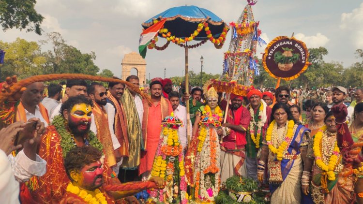 వైభవంగా ఢిల్లీలో మాతేశ్వరి అమ్మవారి ఘటాల ఊరేగింపు