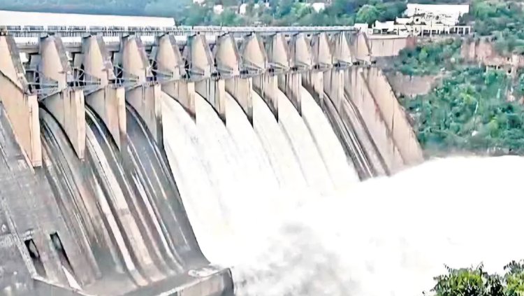 శ్రీశైలం జలాశయానికి వచ్చి చేరుతున్నవరద నీరు