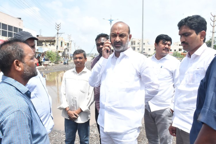 బావూపేట రహదారిపై మోకాళ్ల లోతు నీటి నిల్వపై కేంద్రమంత్రి బండి సంజయ్ ఆగ్రహం