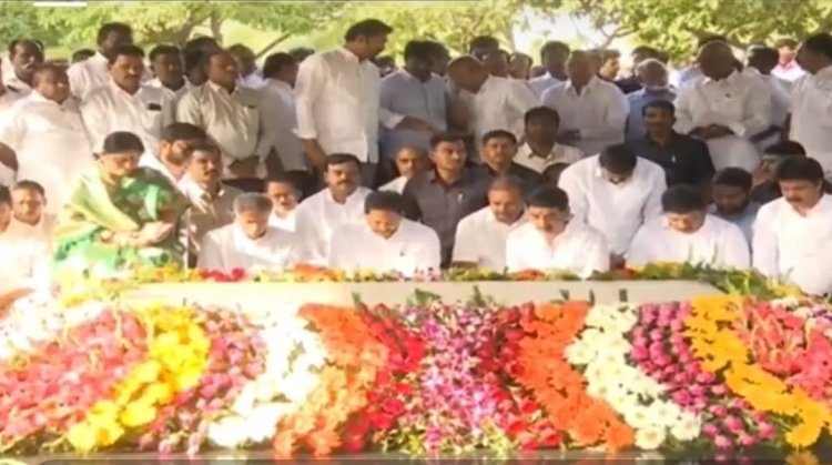 వైఎస్సార్ కు జగన్ నివాళి