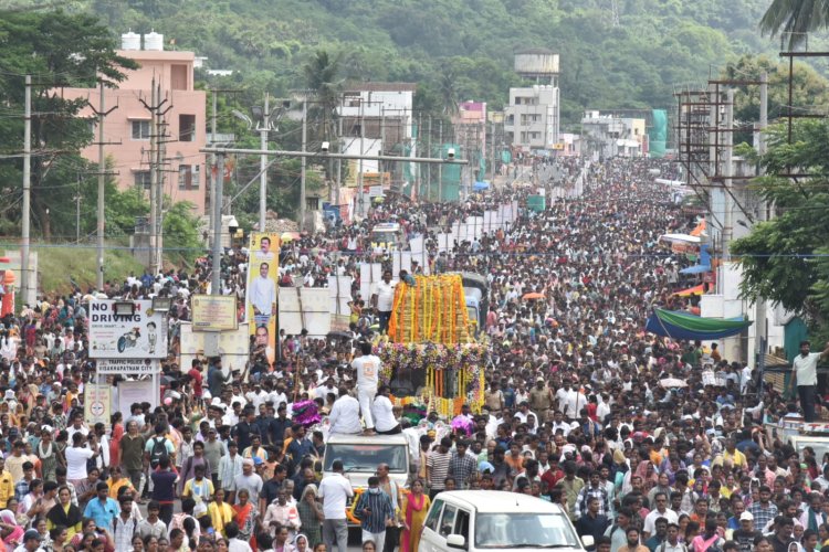 వేలాది భక్తులతో కొనసాగిన అప్పన్న స్వామి గిరి ప్రదర్శణ