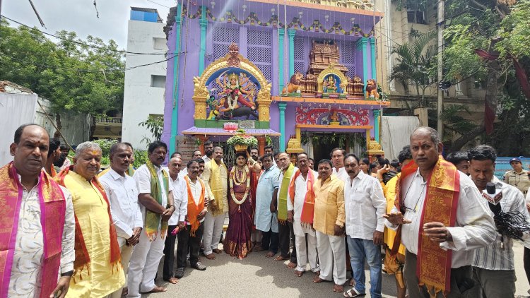 సికింద్రాబాద్ ఉజ్జయిని అమ్మవారికి బంగారు బోనం