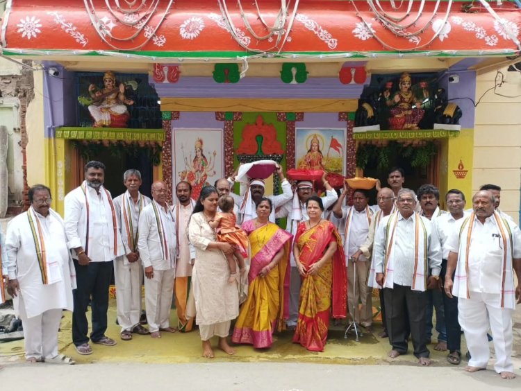 గోల్కొండ జగదాంబిక అమ్మవారికి పట్టు  వస్త్రాలు,  ఒడిబియ్యం సమర్పణ