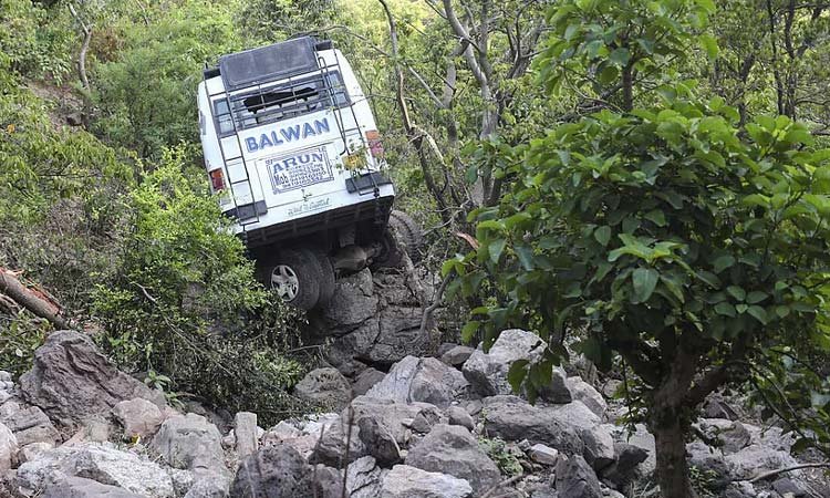 లోయలో పడిన  వాహనం ఐదుగురు మృతి