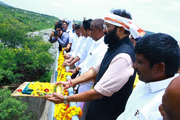 నాగార్జున సాగర్ క్రస్ట్  గేట్ల ద్వారా నీరు దిగువకు విదుదల