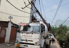 ఛత్రినాకలో రెడ్మిక్సర్ వాహనంపై పడ్డ విద్యుత్ ఇనుప స్తంభం