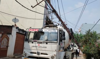 ఛత్రినాకలో రెడ్మిక్సర్ వాహనంపై పడ్డ విద్యుత్ ఇనుప స్తంభం