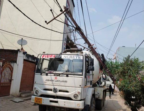 ఛత్రినాకలో రెడ్మిక్సర్ వాహనంపై పడ్డ విద్యుత్ ఇనుప స్తంభం